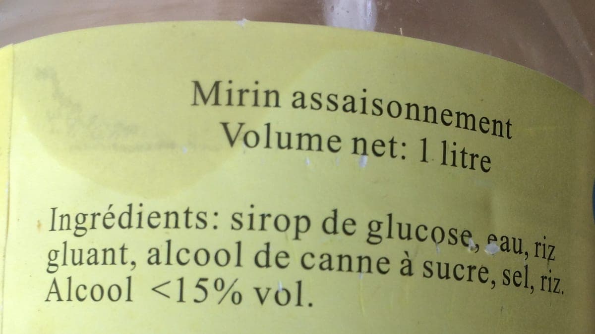 Étiquette en français d'un mirin assaisonnement : sirop de glucose, eau, riz gluant, alcool de canne à sucre, sel, riz, alcool inférieur à 15 % vol.