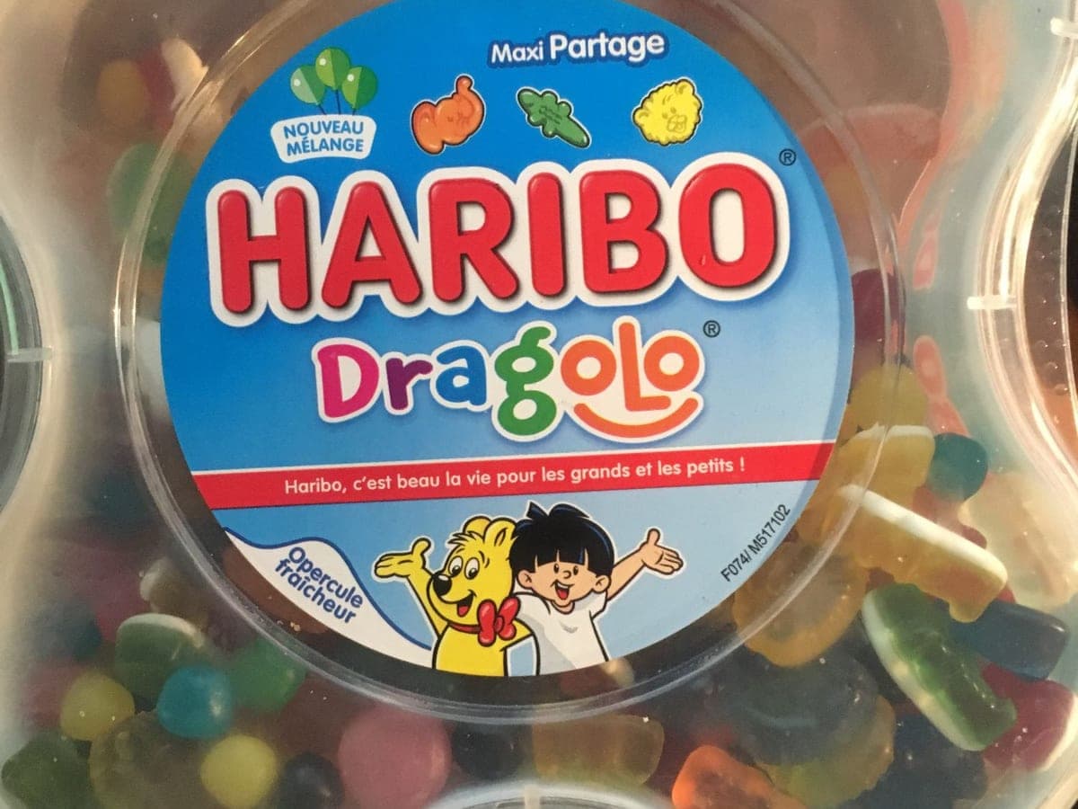 Boîte Haribo Dragolo transparente remplie de Dragibus, d'oursons et de crocodiles gélifiés